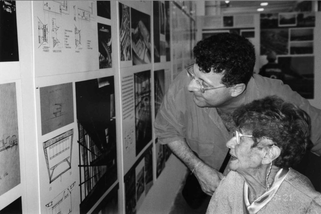 Nabil com a engenheira Carmen Portinho na Exposição do arquiteto Affonso Eduardo Reidy na Bienal de São Paulo (1999).