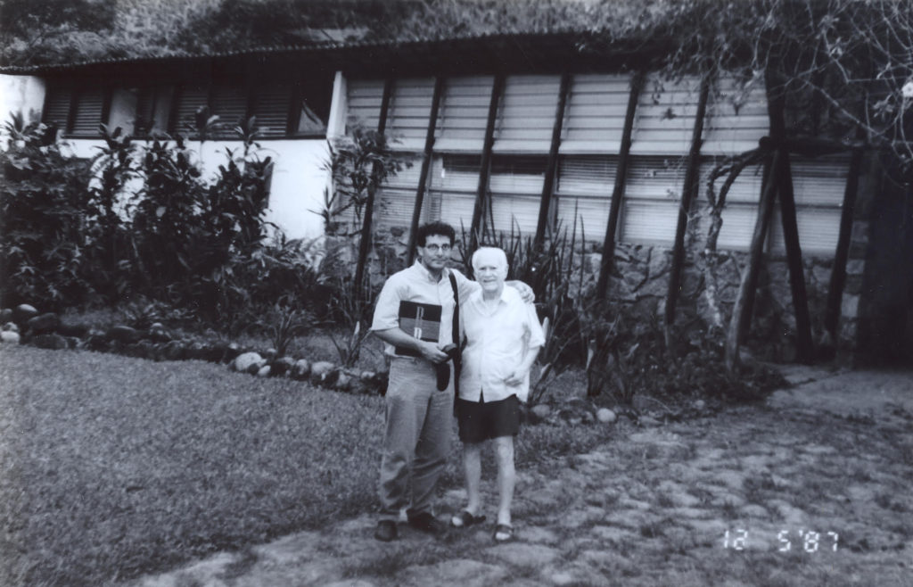 Nabil com o Arquiteto Carlos Frederico Ferreira, em sua casa em Friburgo, RJ (1994).